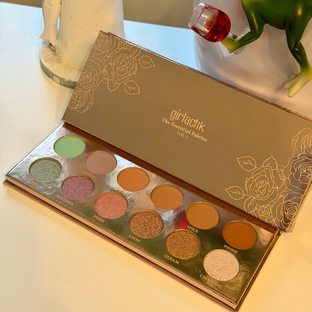 GIRLACTIK The Essential Eyeshadow Palette Vol 2 - Picture 3 of 11